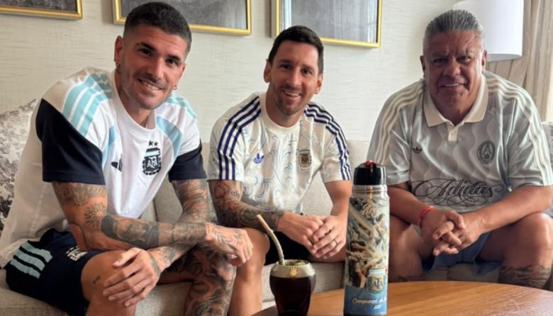 La foto cábala de Chiqui Tapia con Messi y De Paul antes del duelo con Inglaterra