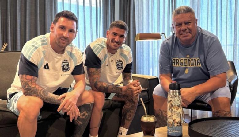 La foto cábala de Chiqui Tapia con Messi y De Paul antes del duelo con Suiza