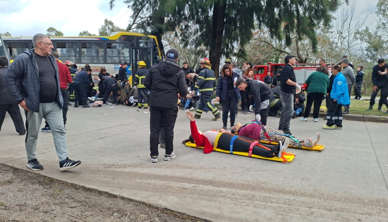 Choque del micro 202 en Berisso: así fue el operativo que asistió a más de 20 heridos