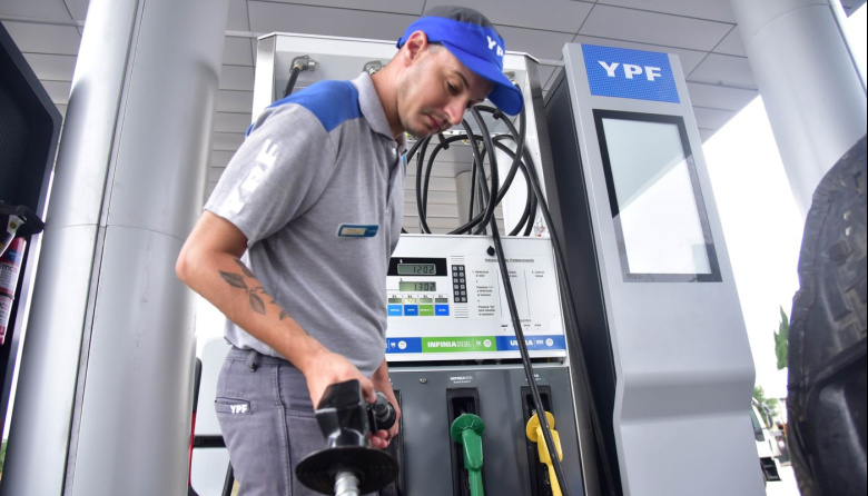 YPF volvió a subir la nafta en La Plata: cuánto sale llenar el tanque