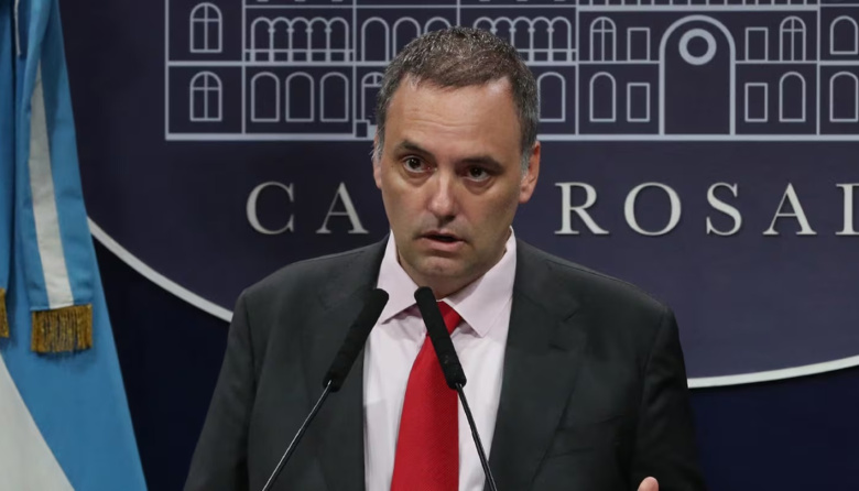 Adorni gastó de manera desesperada: liquidó USD 133 millones en un año