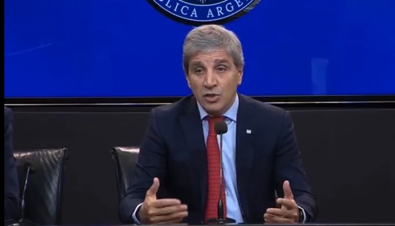 Milei flexibilizó los créditos en dólares para empresas; Caputo dijo que impulsará el crédito; por qué genera tanta polémica