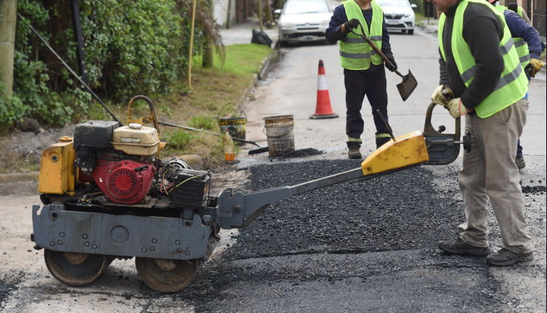 La Plata: reparan calles y avenidas en Villa Elisa, Villa Castells y City Bell
