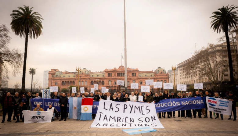 Más de 200 empresarios se movilizaron frente a Casa Rosada por la crisis de las PyMEs
