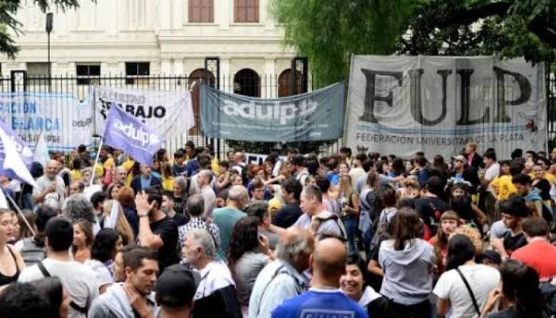 A 300 días de la Ley de Financiamiento Universitario, habrá un banderazo frente al Rectorado de la UNLP