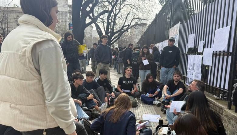 Docentes de Historia de la Arquitectura hicieron clases públicas reclamando la apertura de un llamado a concurso