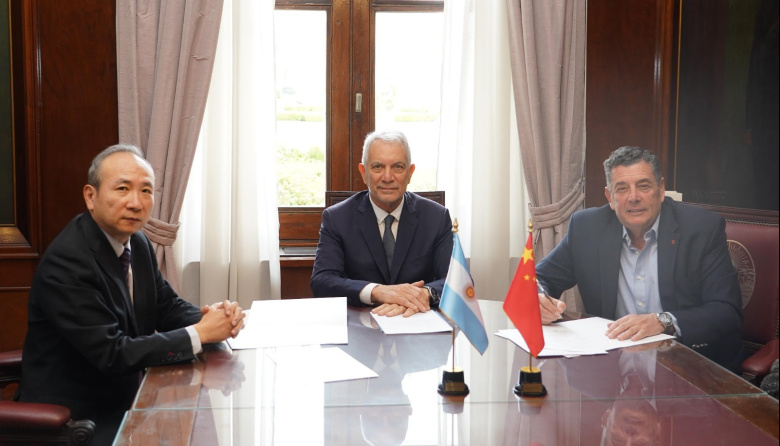 Alak recibió al embajador de China y firmó acuerdos para potenciar empresas de La Plata