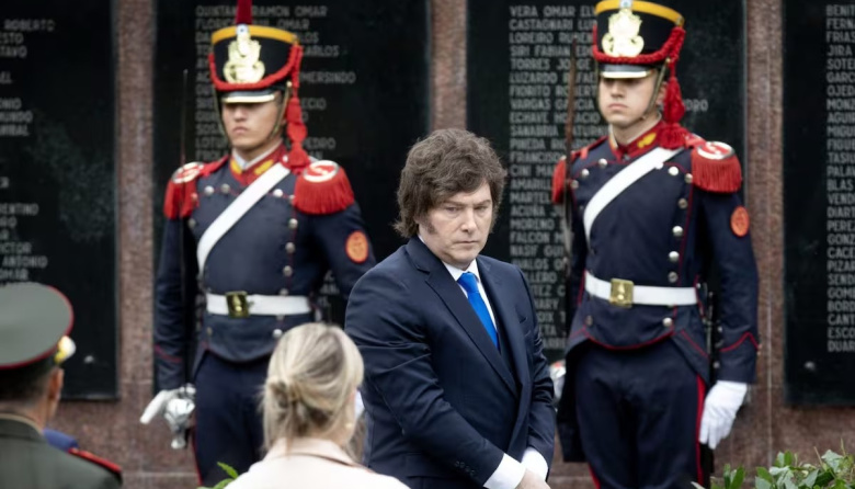 Milei crea el Cuerpo de Inteligencia de la Nación y lanza una nueva carrera de espionaje