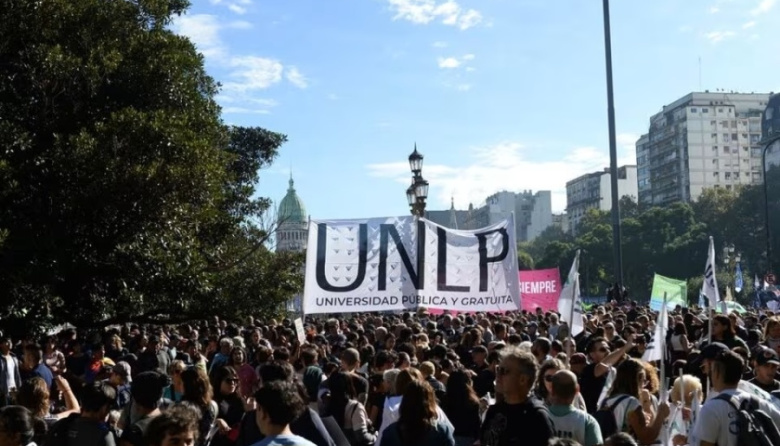 Docentes de la UNLP vuelven a parar y marchan por un aumento salarial del 33%
