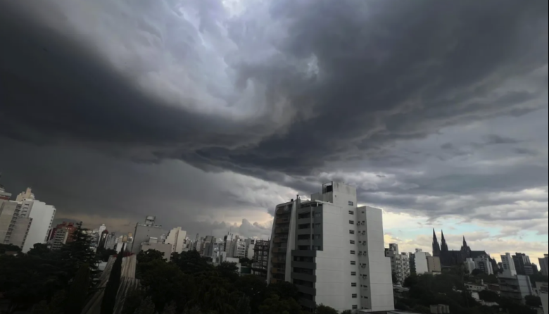 Alerta naranja por tormentas en La Plata: hasta cuándo rige y qué recomiendan