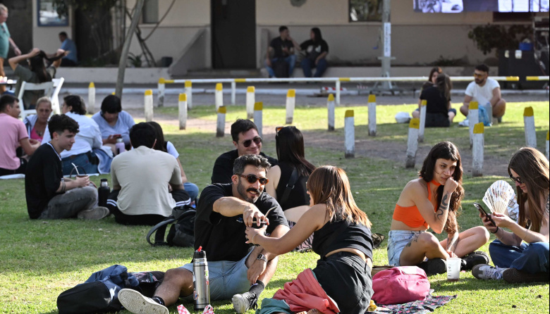 Octubre se vive a pleno en el Hipódromo de La Plata: turf, música y cerveza
