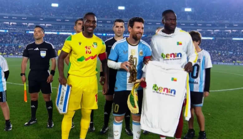 Qué es la estatua que le regalaron a Lionel Messi en el sorteo de capitanes ante Benín