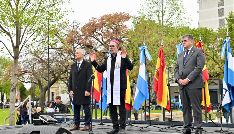 El arzobispo Gustavo Carrara bendijo la renovada Plaza España de La Plata