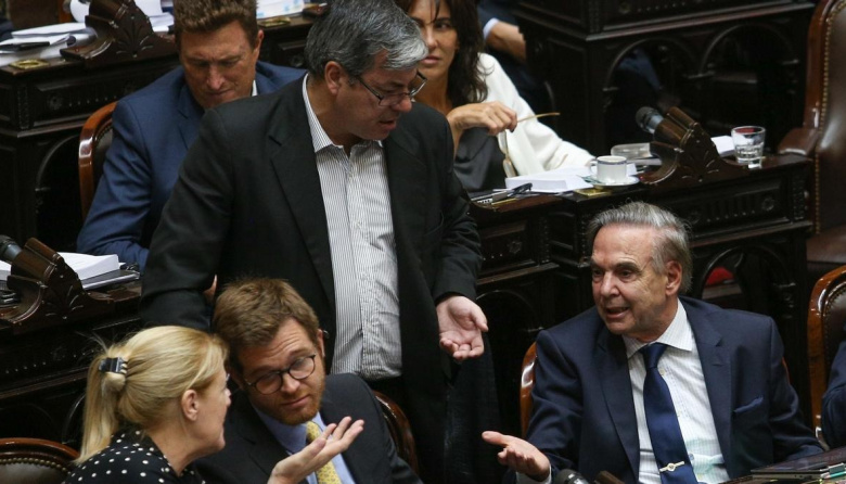 Diputados: la oposición va por la derogación del DNU 70 y el oficialismo busca romper el quórum