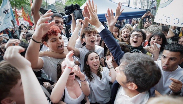 Kicillof participó de la 5° Marcha Federal Universitaria: “Milei va a contramano de lo que pasa en el mundo, es un idiota”
