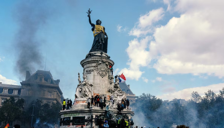 Francia en llamas: casi 2.400 detenidos, un ayuntamiento histórico incendiado y un Macron que promete castigo