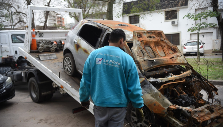 La Plata: retiraron autos abandonados en Tolosa y el casco urbano