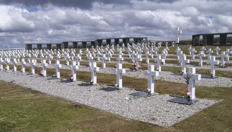 Polémica en Malvinas: tiraron placas de soldados argentinos fuera del Cementerio de Darwin