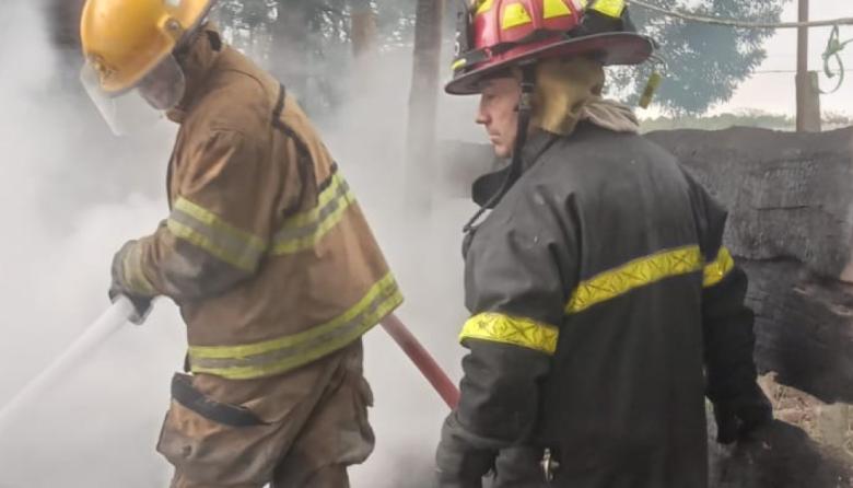 Incendio en Arturo Seguí: las llamas arrasaron una maderera y una mujer embarazada tuvo que ser asistida