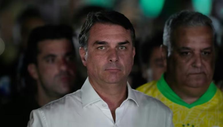 Investigan si Flávio Bolsonaro intentó viajar a Estados Unidos desde Argentina