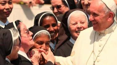 En un anuncio histórico, el Papa Francisco oficializa la presencia de mujeres en los altares