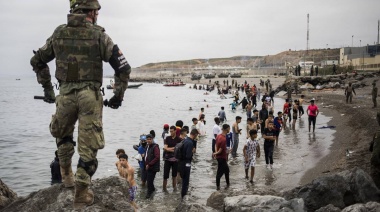 Caos y 1 muerto: Inmigrantes cruzan la frontera de Marruecos a España