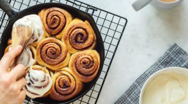 Cinnamon rolls: un pan dulce de canela de origen danés