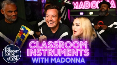 Mirá a Madonna interpretar “Music” solo con instrumentos infantiles en The Tonight Show