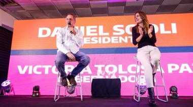 Daniel Scioli y Victoria Tolosa Paz juntos en un plenario militante en Vicente López