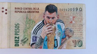 El joven que retrata a famosos en billetes con un increíble talento