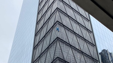 El youtuber polaco Marcin Banot escaló el edificio de Globant en Puerto Madero con la camiseta de Messi y sin equipo de seguridad