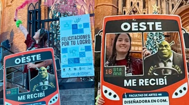 Se recibió en la UNLP y sus amigas la sorprendieron con un cartel inspirado en la línea Oeste