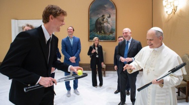 El encuentro entre el número 1 del tenis Jannik Sinner y el papa León XIV: “¿Jugamos?"