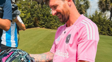 Colapinto le regaló su casco a Messi: “Gracias por tantas alegrías”