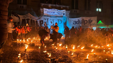 Masiva marcha de antorchas de la UNLP por más presupuesto y salarios dignos