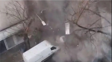 Heladeras a la calle: el momento en que colapsó el depósito en llamas en La Plata