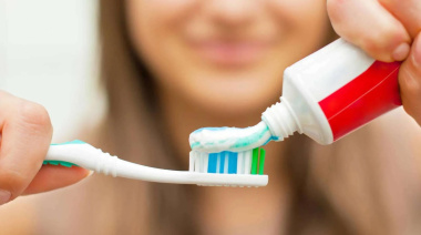 Prohíben una pasta dental en Argentina: qué producto es y qué se sabe