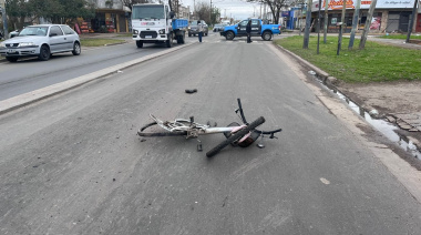 Murió un ciclista atropellado por un camión en Los Hornos: el conductor se fugó y lo buscan intensamente