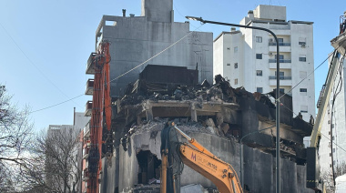 Comenzó la demolición del edificio incendiado en el centro de La Plata