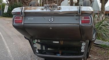 Un Ford Falcon sufrió un vuelco en City Bell y los bomberos arribaron a tiempo para impedir que se prendiera fuego