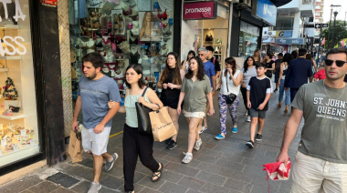 Liquidación de invierno en La Plata: descuentos de hasta el 70% en ropa antes de que llegue la primavera