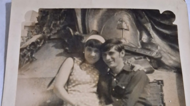 Una vecina busca reencontrarse con una pareja de Ensenada a través de una foto de 1970