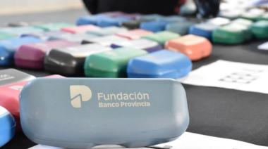 Berisso: entregaron anteojos gratuitos a vecinos junto al Banco Provincia