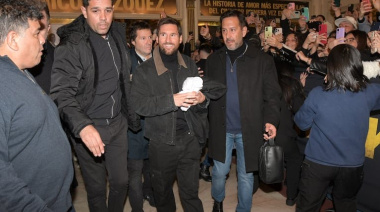 Lionel Messi revolucionó la calle Corrientes con su visita a “Rocky”, la obra de Nico Vázquez