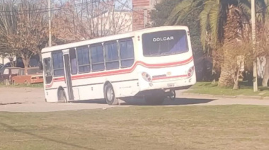 Se encajaron las urnas: un colectivo quedó atrapado en el Barrio Obrero
