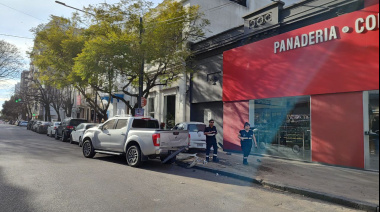 Fuerte accidente a metros de Plaza Moreno: un auto terminó sobre la vereda