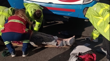 Un motociclista terminó bajo un TALP en La Plata: fue trasladado al hospital