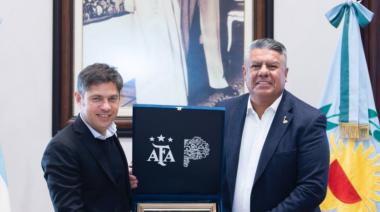 Chiqui Tapia felicitó a Kicillof por la victoria en la Provincia de Buenos Aires