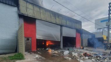Bomberos de diversas localidades controlan incendio en la Papelera Hipst de El Pato
