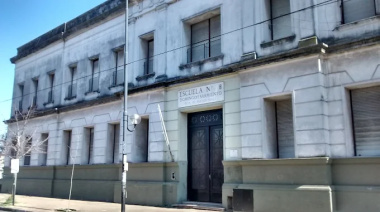 Un nene fue embestido por un auto en la puerta de una escuela y terminó hospitalizado